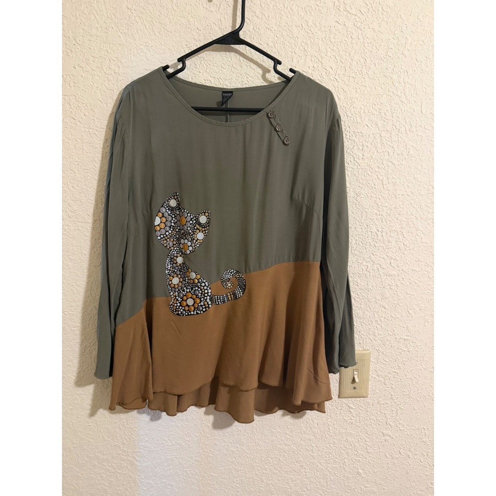 Emery‎ Rose Womens 1XL Olive Green Tan Cat Graphic Long Sleeve Peplum Blouse Top